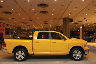 Dodge Ram przejeżdża na 1 galonie paliwa 10-17 mil (miasto-poza miastem)