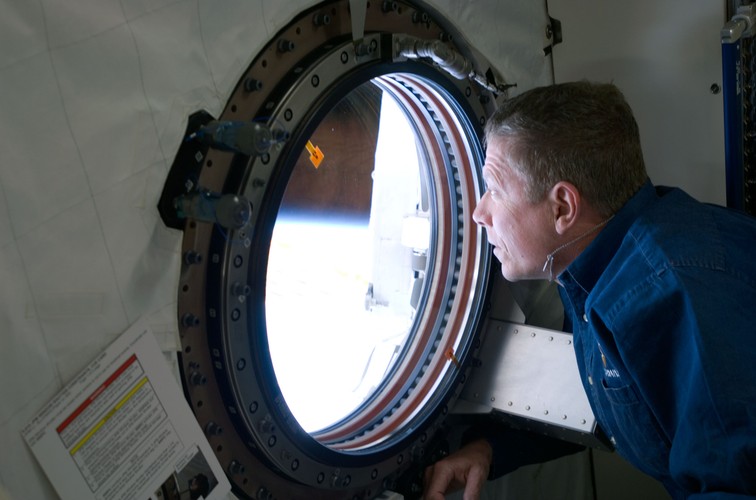 Kosmonauci oglądają Ziemię z pokładu wahadłowca