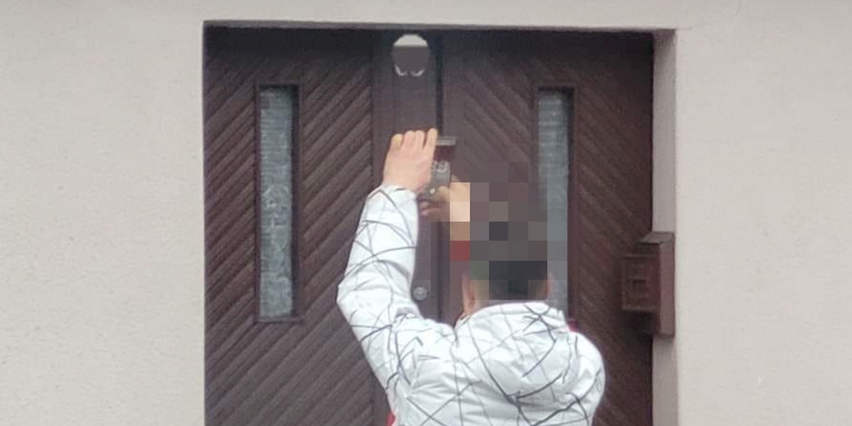 Mieszkańcy Łopienna zauważyli podejrzanego mężczyznę fotografującego domy.