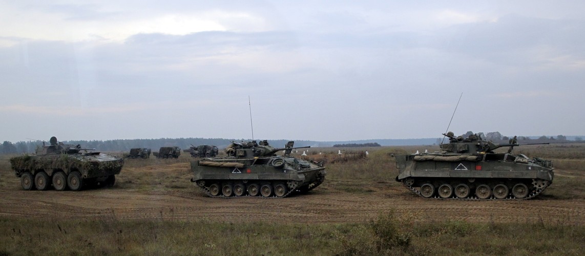 Manewry 'Dragon-15' to nie pierwsze ćwiczenia połączonych jednostek NATO w Polsce i Europie. Wcześniej odbyła się serię ćwiczeń pod wspólnym kryptonimem <b>'Allied Shield'</b> (<i>Sojusznicza Tarcza</i>). <br>
W Polsce na poligonie Żagań-Świętoszów odbyły się manewry tzw. szpicy NATO pod kryptonimem '<a href='http://forsal.pl/galerie/877312,zdjecie,1,szpica-nato-cwiczy-w-polsce-zobacz-zdjecia-z-manewrow.html' style='color: blue'>Noble Jump</a>' oraz ćwiczenia '<a href='http://forsal.pl/galerie/878742,zdjecie,1,manewry-saber-strike-15-tak-cwicza-wojska-nato-w-polsce.html' style='color: blue'>Saber Strike-15</a>' i manewry morskie '<a href='http://forsal.pl/galerie/878156,zdjecie,1,desant-na-plazy-w-ustce-wielkie-manewry-nato-baltops-2015-w-polsce-zdjecia.html' style='color: blue'>o </a>Baltops</a>'. 

<br><br>
Na zdjęciu: Kołowy transporter opancerzony Rosomak (L) oraz dwa bojowe wozy piechoty Warrior (C i P) podczas ćwiczeń wojskowych 'Dragon-15' na terenie Ośrodka Szkolenia Poligonowego Wojsk Lądowych 'Orzysz' w Bemowie Piskim <br><br><br>fot. (mgo) PAP/Tomasz Waszczuk