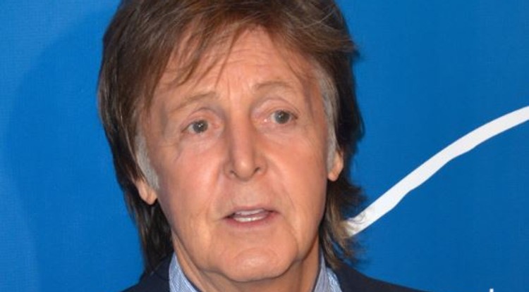 Hát mennyire cuki! Paul McCartney 75 évesen is úgy élvezi a strandot mint egy kisgyerek