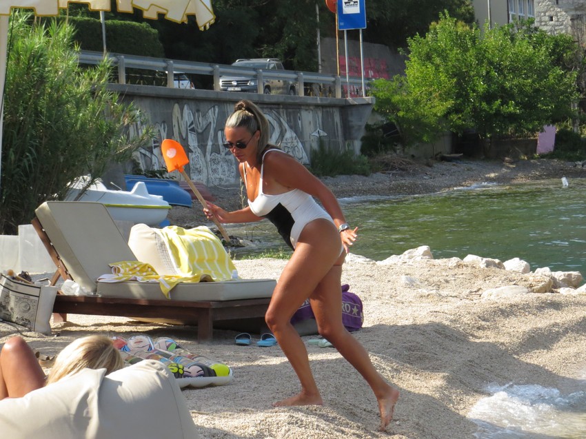 Marija Mikić skuplja po plaži lopatice i opemu sa kojom se igra sa decom