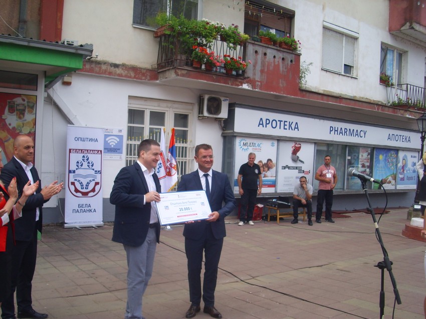 Branko Ružić predaje ček od 22.000 evra Goranu Miljkoviću