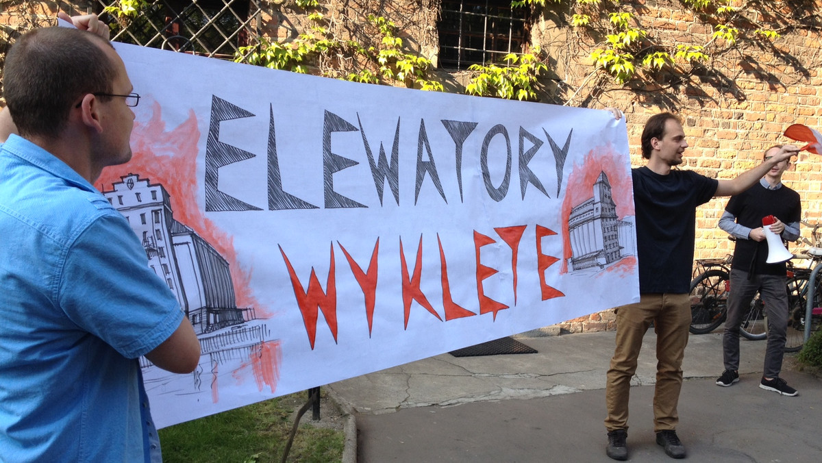 Grupa około 100 wrocławian protestowała wczoraj przed siedzibą miejskiej konserwator zabytków Katarzyny Hawrylak-Brzezowskiej, domagając się jej odwołania ze stanowiska. Wniosek w tej sprawie do prezydenta Wrocławia już kilka dni temu złożyli członkowie Wrocławskiego Ruchu Obywatelskiego.