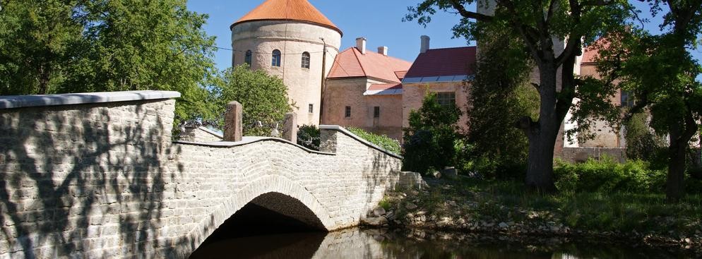 <strong>Historyczne zamki</strong>
<br></br>
Poza stołecznym Talinem właściwie w każdym zakątku kraju natknąć się można na zamki, zabudowania dworskie lub historyczne ruiny sprzed wielu wieków. Jeden z zamków znajduje się w sercu Estonii, czyli w mieście Paide.
<br></br>