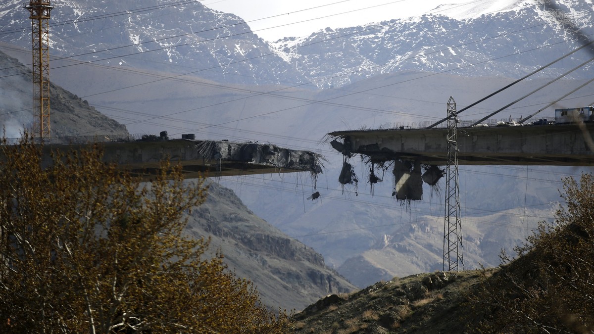 Srušeni most u Karadžu, zapadno od Teherana