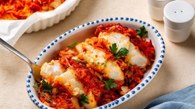 Ryba po grecku z PRL. Warstwowa, wyrazista i zawsze przygotowana z wyprzedzeniem