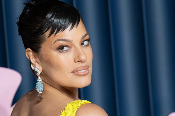 Ima 95+ kilograma, nosi BEZOBRAZNO USKU HALJINU i bukti od SAMOPOUZDANJA: Moć njenih oblina doslovno hipnotiše i ljudi ne znaju gde pre da gledaju