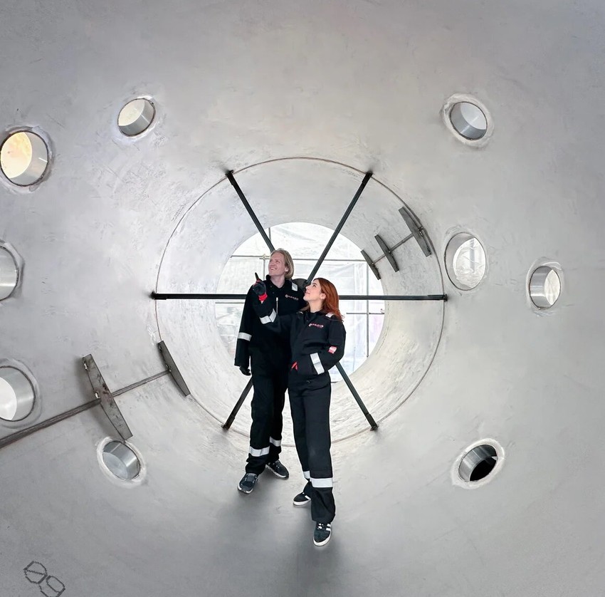 Ričard Dinan sa inženjerkom u vakuumskoj komori u "Pulsaru" koja imitira uslove svemira radi testove fuzionog pogona