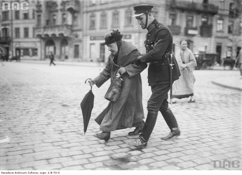 Funkcjonariusze Policji Państwowej podczas pełnienia służby w Warszawie (lipiec 1927 roku) źródło: Narodowe Archiwum Cyfrowe