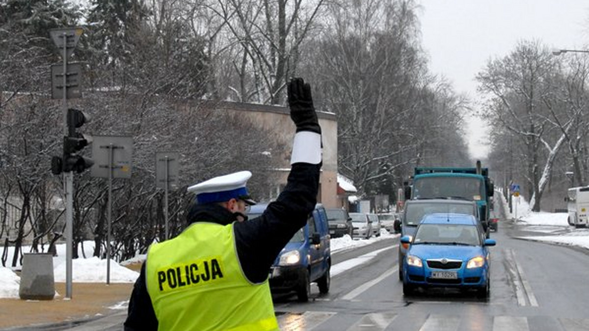 Dwie osoby zginęły, a dwie zostały poważnie ranne, w wyniku czołowego zderzenia opla i hondy, do którego doszło w niedzielę nad ranem w Katowicach. Wstępne ustalenia wskazują, że sprawcą tragedii mógł być nietrzeźwy policjant, który uciekł z miejsca wypadku.