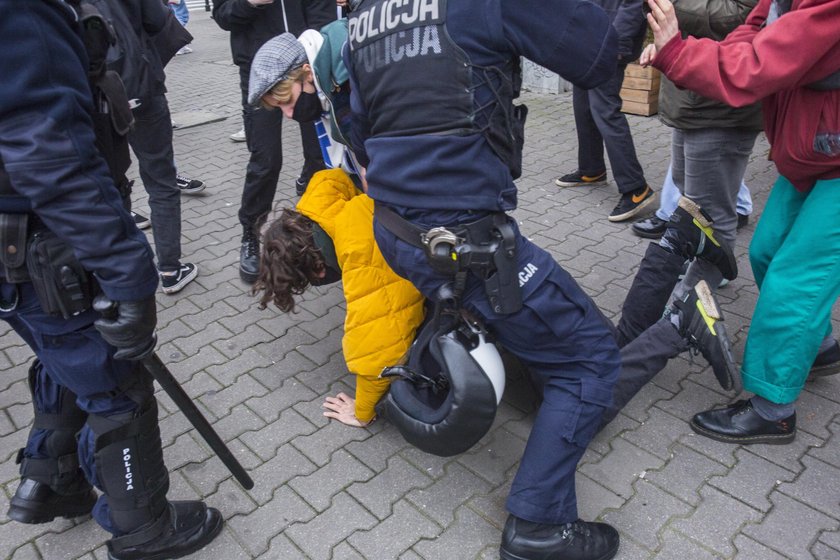 Protesty w Warszawie. 17-latek został zatrzymany przez policję. "Przycisnęli mnie twarzą do ziemi, dusiłem się"