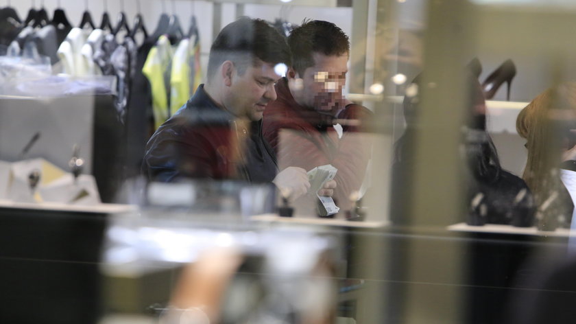 Zenek Martyniuk ogląda ubrania w sklepie Versace