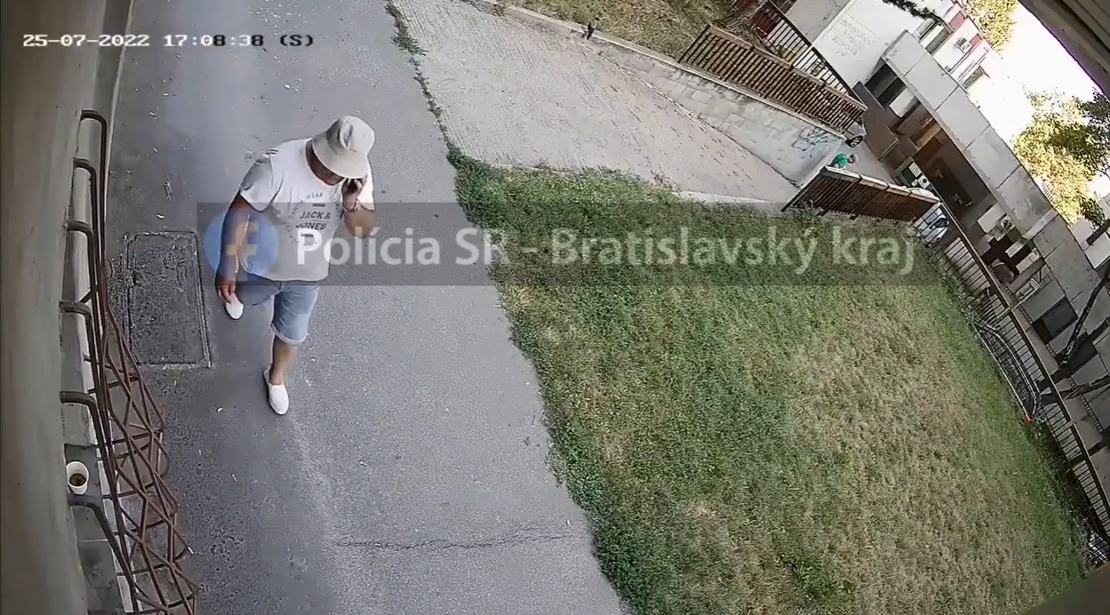 Seniorka z Petržalky vyhodila podvodníkovi z balkóna 11 000 eur.