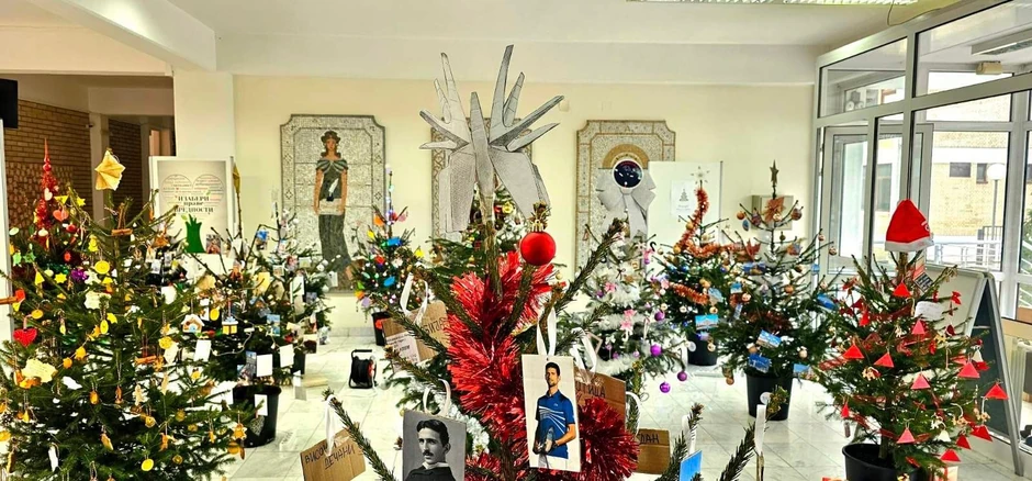 Jedna od jelki okićena je bojama Srbije sa koje se, pored svega što predstavlja srpski brend, smeše Nikola Tesla i Novak Đoković