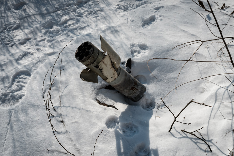 Część szczątków rakiety na ziemi pokrytej śniegiem, Awdijiwka, 8 lutego 2023 r.