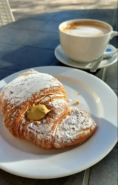 &quot;Jedno z klasycznych włoskich śniadań-rogalik i cappuccino&quot;