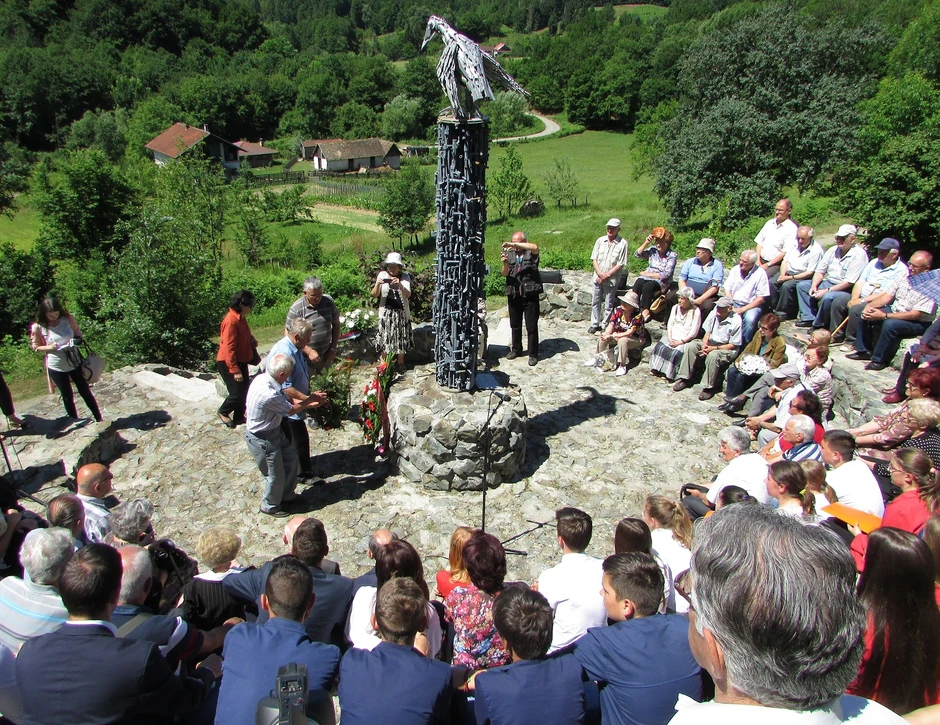 Svečanost kod spomenika deci stradaloj u ratu