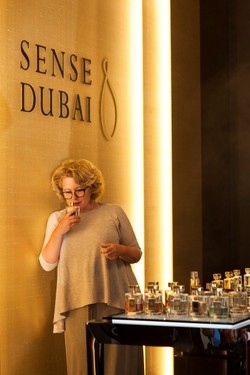 Wprowadziła do Polski Harlequina i walentynki. Teraz podnosi zapachy do rangi sztuki