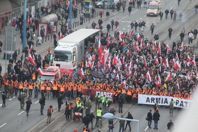 Transparenty na marszu niepodległości