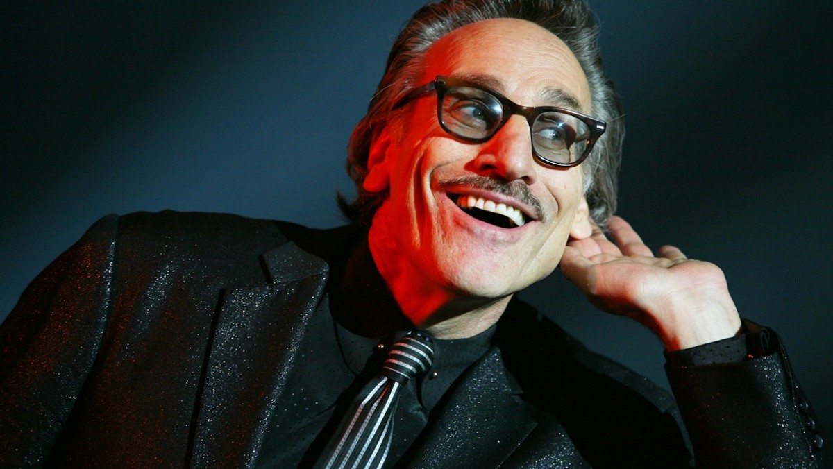 Rick Estrin – wirtuoz harmonijki ustnej, charakterystyczny wokalista oraz showman. Razem z zespołem The Nightcats wystąpi 11 października w sali koncertowej katowickiego NOSPR-u. Amerykanie będą jednymi z gwiazd tegorocznej edycji festiwalu Rawa Blues. Zapraszamy do lektury wywiadu z Rickiem Estrinem i oczywiście na październikowy koncert, który będzie prawdziwą muzyczną ucztą.