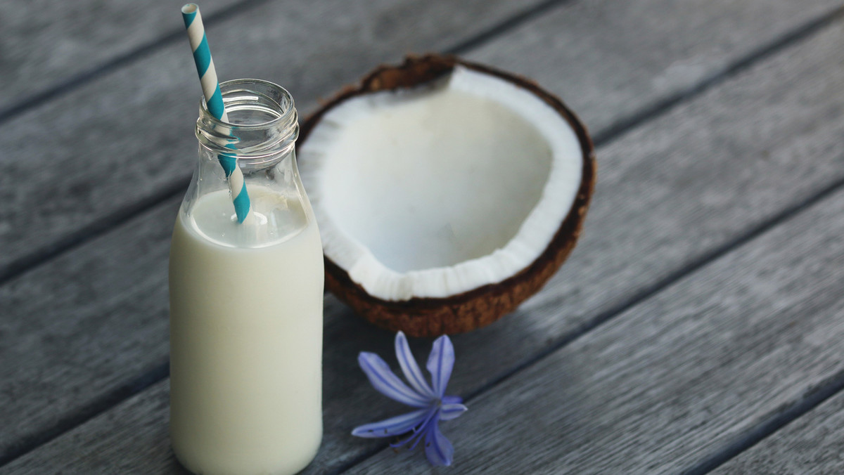 Mleko kokosowe jest zdrowe i świetnie smakuje. Jest bogate w tłuszcze, które mają właściwości antybakteryjne i przeciwwirusowe. Mleko kokosowe pomaga też lepiej przyswajać wapń, a to jest zbawienne dla naszych kości.
