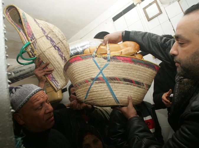 Spanikowani Tunezyjczycy wykupują pieczywo