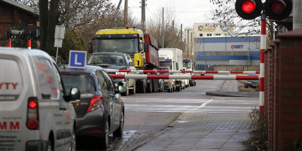 Tiry rozjeżdżają ulicę Sandomierską na gdańskiej Oruni