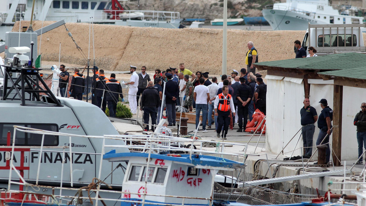 Ciała 13 kobiet wyłowili ratownicy prowadzący akcję na Morzu Śródziemnym po katastrofie łodzi z migrantami niedaleko brzegów włoskiej wyspy Lampedusa. Na pokładzie było około 50 osób. Straż Przybrzeżna ogłosiła, że jej jednostki uratowały 22 rozbitków.