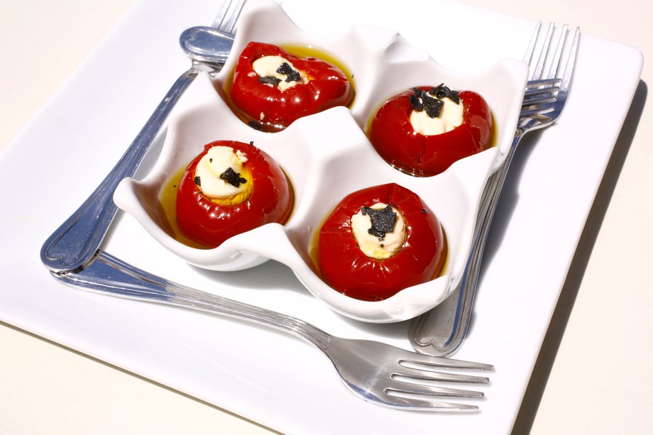 Los tomates rellenos, también conocidos como tomates rellenos, son una de las tapas (aperitivos) de La Otra Abacería de León