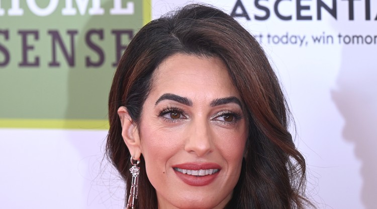 Amal Clooney igazi stílusikon, a vagányabb szerelést is bevállalja Fotó: Getty Images