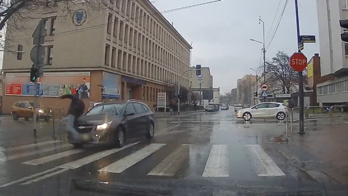 Groźny wypadek na Śląsku. Auto wjechało w pieszego na pasach [WIDEO]