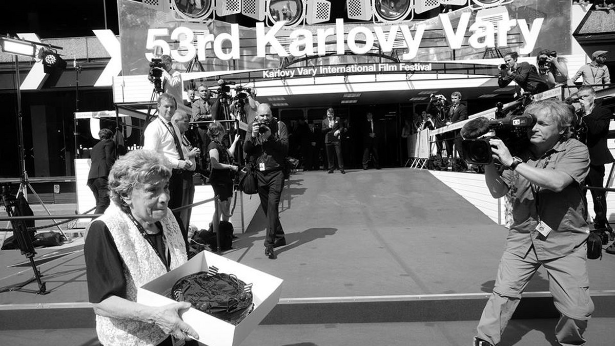 Czerwony dywan, wspomnienie o 100. rocznicy powstania Czechosłowacji i hołd dla zmarłego niedawno czeskiego reżysera światowego formatu Milosza Formana. Kryształowy Globus odebrał podczas ceremonii rozpoczęcia festiwalu aktor, producent i reżyser Tim Robbins.