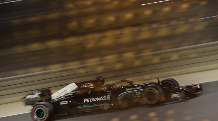 Hamilton a Mercedes versenyzője/ Fotó: MTI/EPA/Valdrin Xhemaj