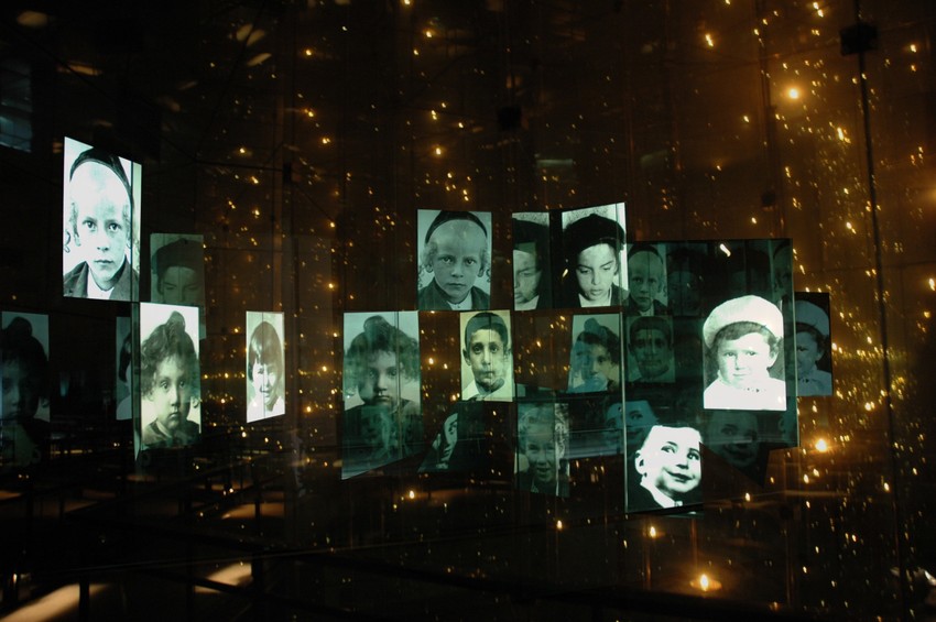 Spomenik dečjim žrtvama kao jedinstveni memorijal izranja iz pećine i odaje poštu za 1,5 miliona ubijene jevrejske dece. Osam sveća se u specijalno postavljenim ogledalima prelama u bezbroj plamenova, a preko zvučnika dopiru imena ubijene dece, godine u trenutku stradanja i ime zemlje iz kojih su odvedena na pogubljenje.