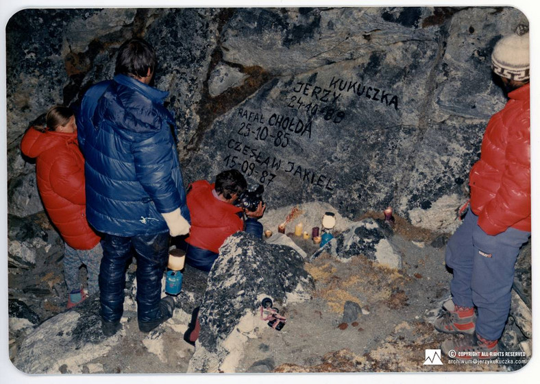 Uczestnicy wyprawy na południową ścianę Lhotse podczas pogrzebu Jerzego Kukuczki