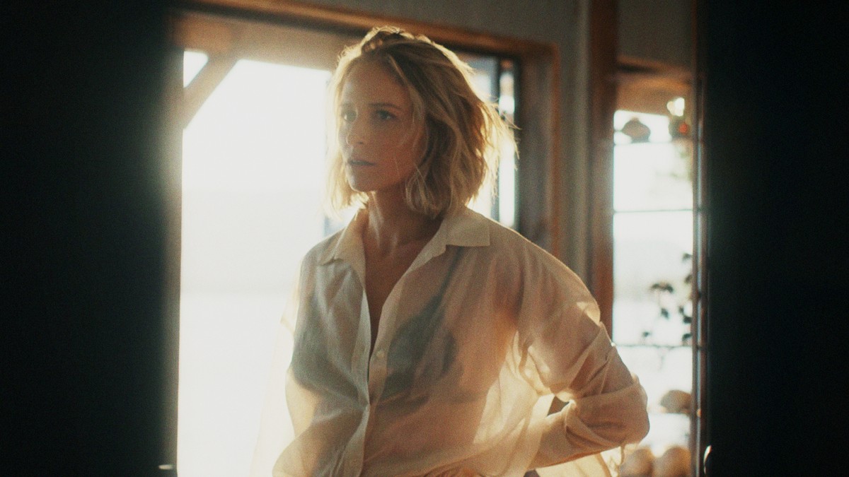 Niamh Algar w serialu "The Iris Affair"