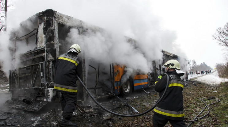 Kigyullad egy busz Zalasárszeg közelében-MTI Fotó Varga György