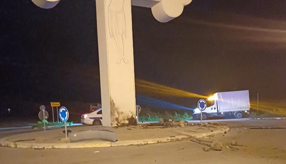 Muškarac (30) poginuo nakon što je automobilom udario u betonski krst