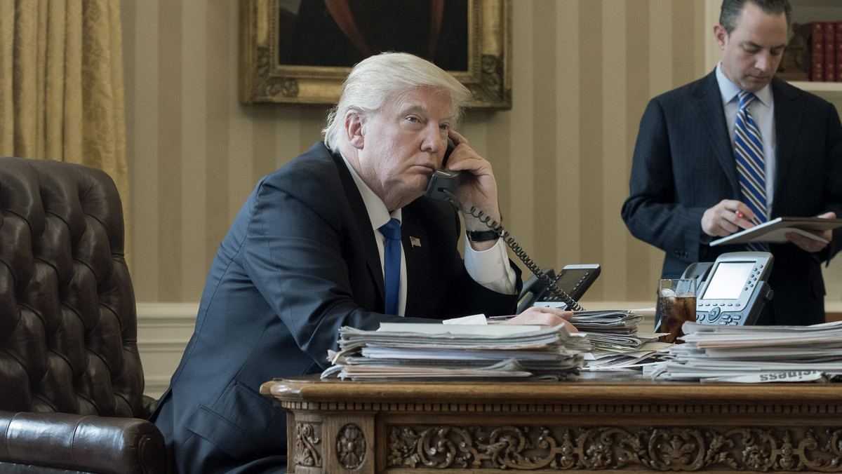 Prezydent USA Donald Trump rozmawiał przez telefon z niemiecką kanclerz Angelą Merkel; wymiana poglądów obojga polityków trwała ok. 45 minut - poinformował rzecznik Trumpa Sean Spicer. Następnie Trump rozmawiał z prezydentem Rosji Władimirem Putinem.