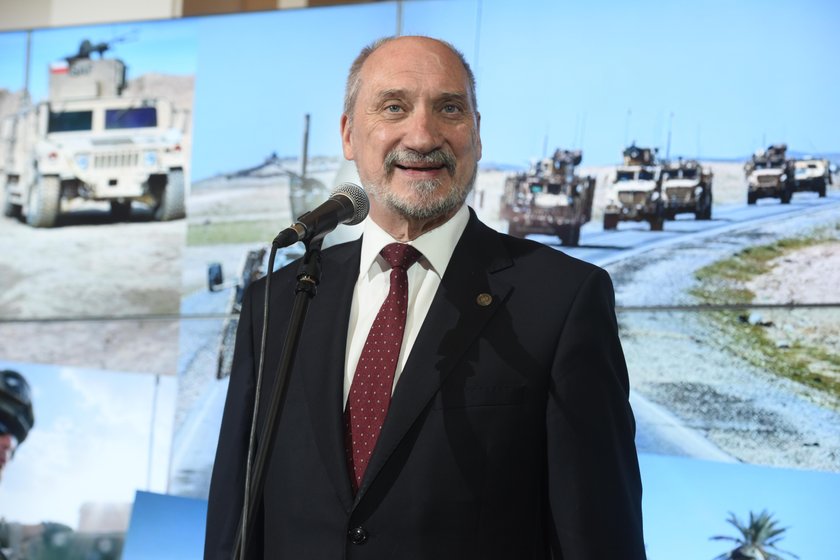 Macierewicz chwali się sukcesem. Polscy komandosi odbili zakładników!