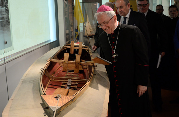 Nuncjusz apostolski odsłonił w warszawskim muzeum relikwię - kajak św. Jana Pawła II