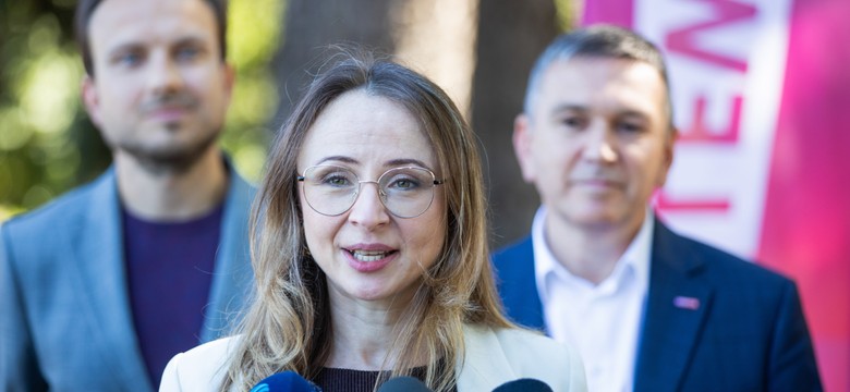 800 plus z lukami? Ministerstwo ostrzega: Nowa ustawa wykluczy tysiące rodzin