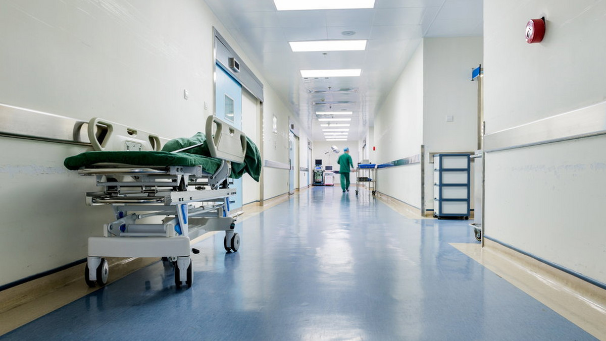W warszawskich szpitalach brakuje pielęgniarek - powiedziała we wtorek prezes Naczelnej Rady Pielęgniarek i Położnych Zofia Małas. W jej opinii, gdyby pracowały one tylko w jednym miejscu, konieczne byłoby zamykanie oddziałów.