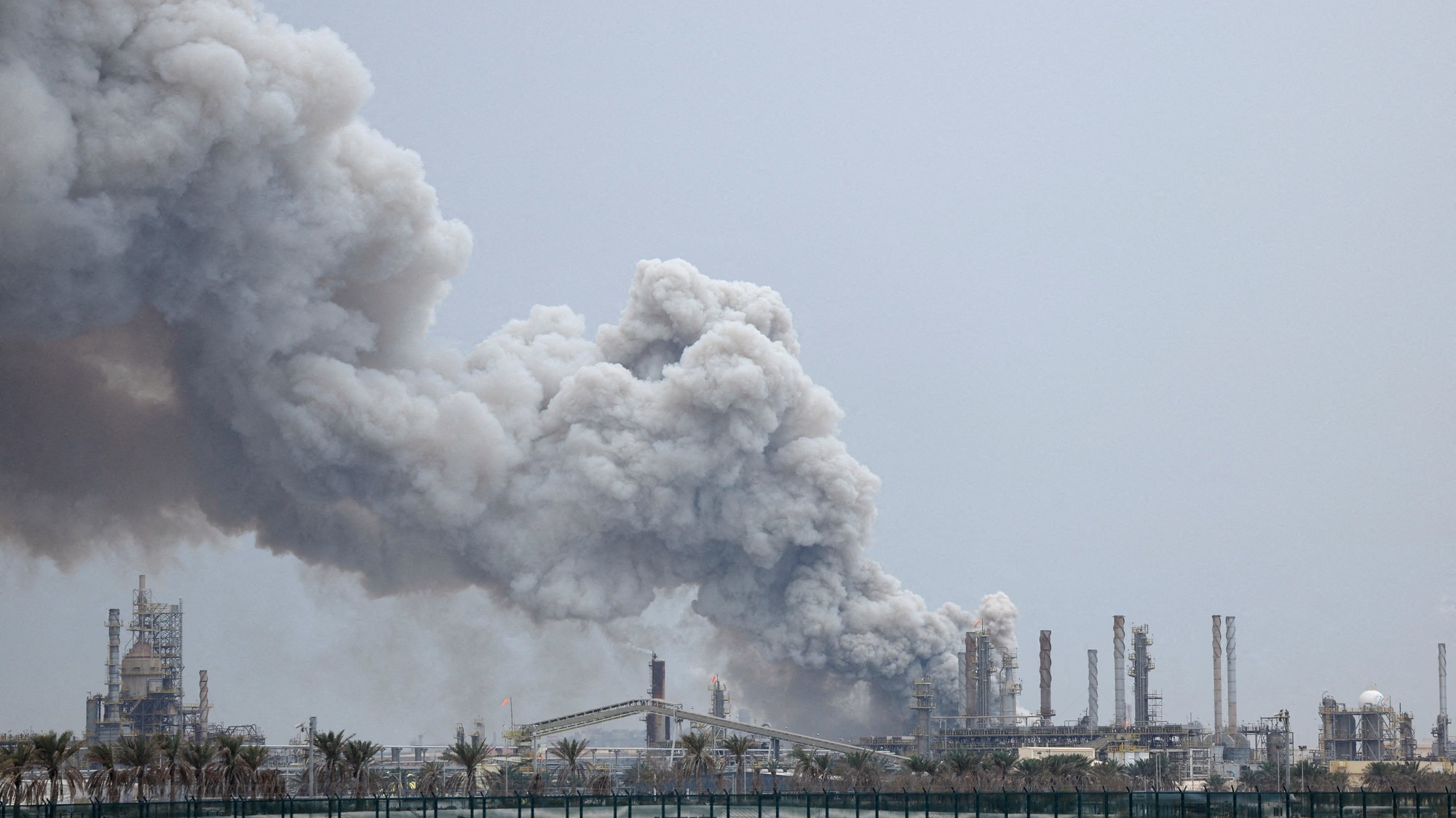 Na ostrove Sitra v Bahrajne stúpa dym po útoku na ropnú rafinériu Bapco, ktorý sa odohral v kontexte americko-izraelského konfliktu s Iránom.