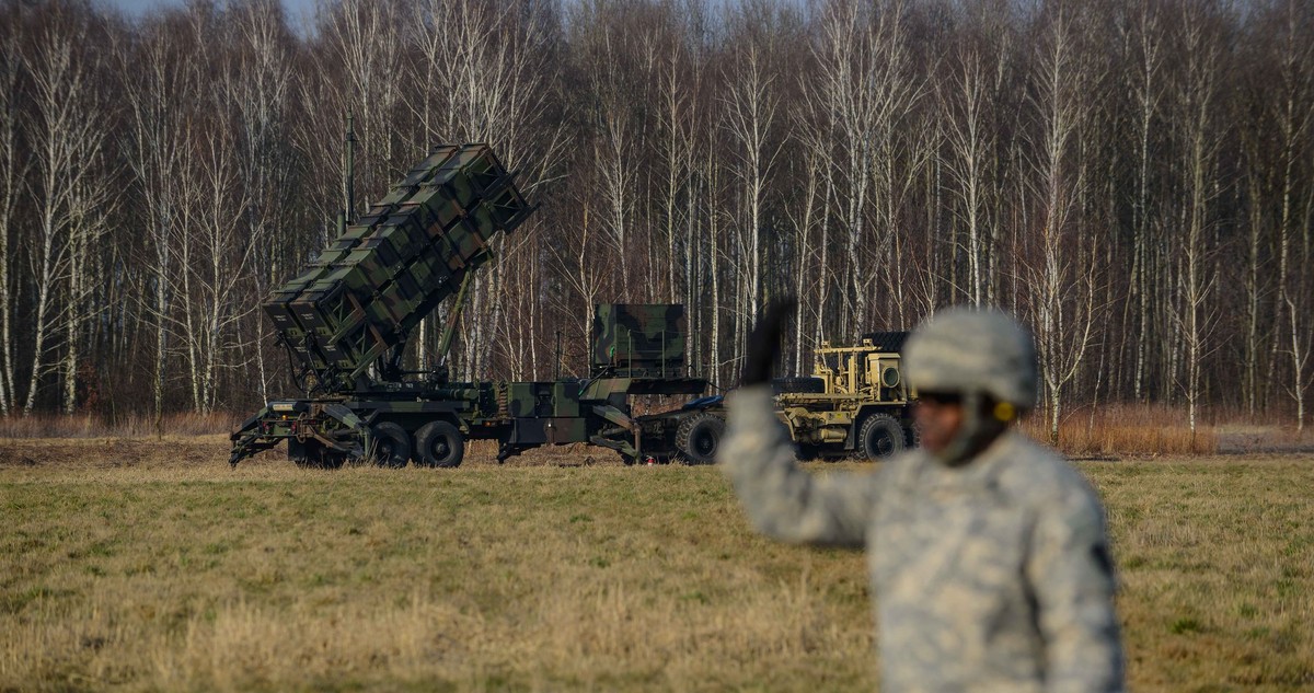 Pokaz sprzętu oraz uzbrojenia baterii Patriot przeprowadzony 21 marca w Sochaczewie po spotkaniu ministra obrony narodowej Tomasza Siemoniaka i ambasadora USA w Polsce Stephena Mulla z żołnierzami 3. Warszawskiej Brygady Rakietowej Obrony Powietrznej oraz żołnierzami amerykańskimi stanowiącymi obsługę baterii Patriot, ćwiczącymi wspólnie w ramach operacji Atlantic Resolve
