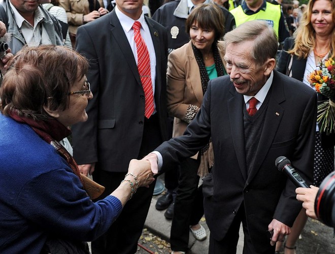 Havel to jedna z największych postaci najnowszej historii Czech i Czechosłowacji. Intelektualista, który najpierw piętnował, a później zdołał w swym kraju obalić komunizm, myśliciel, który miał odwagę stanąć na czele państwa
