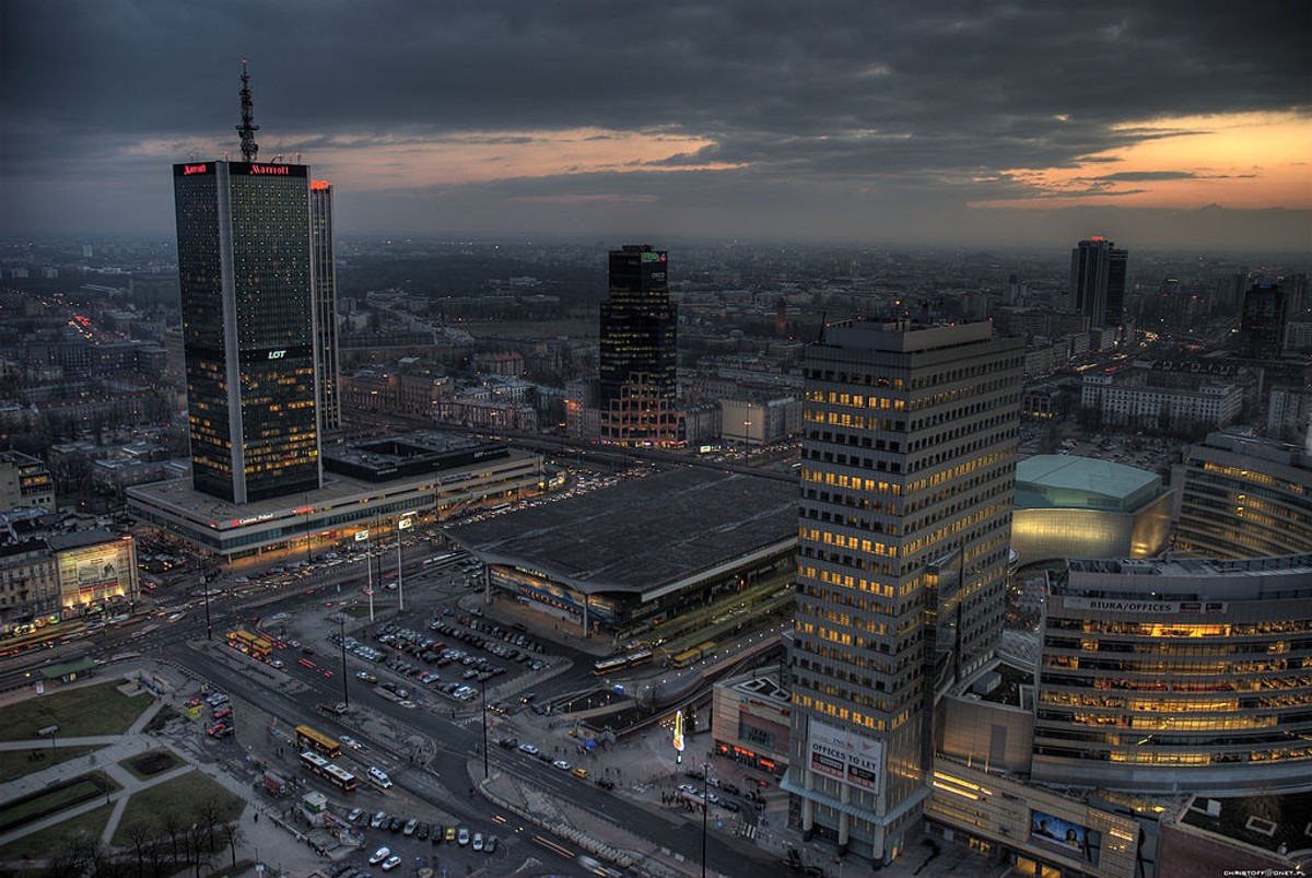 Centrum Warszawy. Skrzyżowanie Al. Jerozolimskich z Emilii Plater przy Dworcu Centralnym