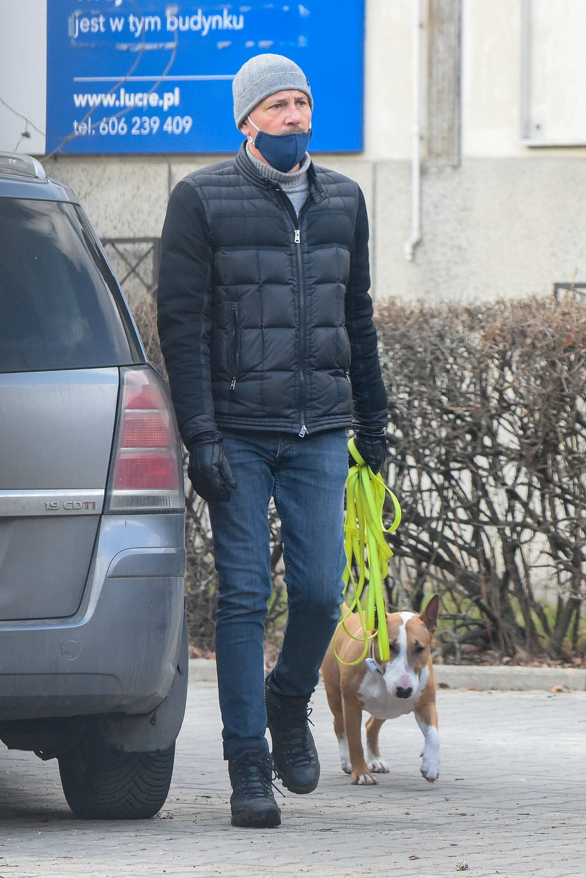 Krzysztof Ibisz na spacerze z psem Nicponiem