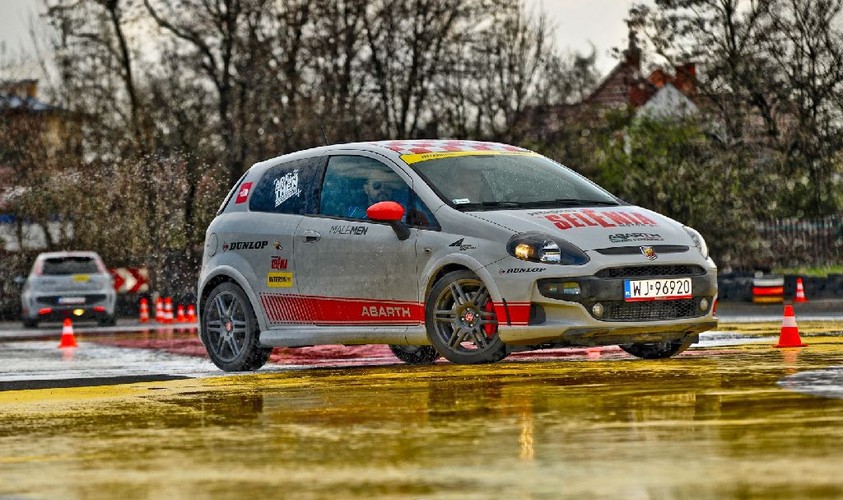 Jazda po płycie poślizgowej podczas ABARTH CHALLENGE